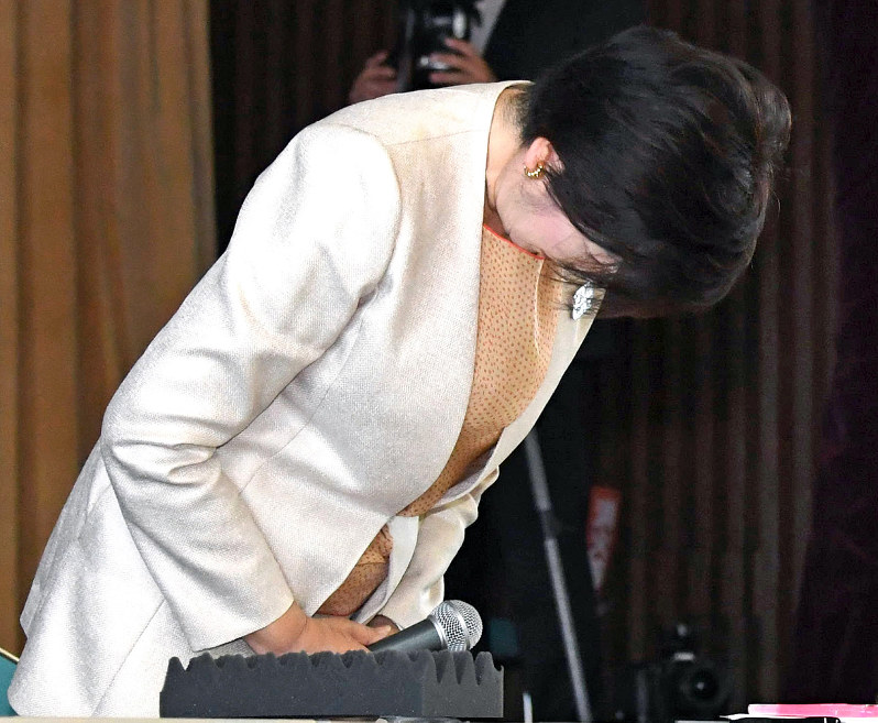 築地市場業者に陳謝する小池百合子都知事=2017年6月17日、竹内紀臣撮影