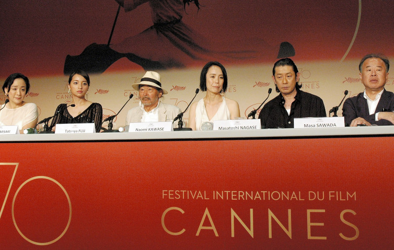 映画「光」が上映され、記者会見に臨む河瀬直美監督(右から3人目)や主演の永瀬正敏さん(同2人目)ら。河瀬監督はカンヌに8度目の出品となったカンヌで5月23日、木村光則撮影