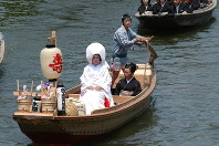 綿帽子をかぶった花嫁=岩本直紀撮影