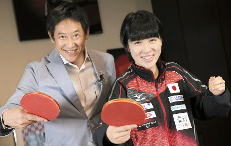 卓球のラケットを手に笑顔を見せる平野美宇（右）と鈴木大地スポーツ庁長官＝佐々木順一撮影