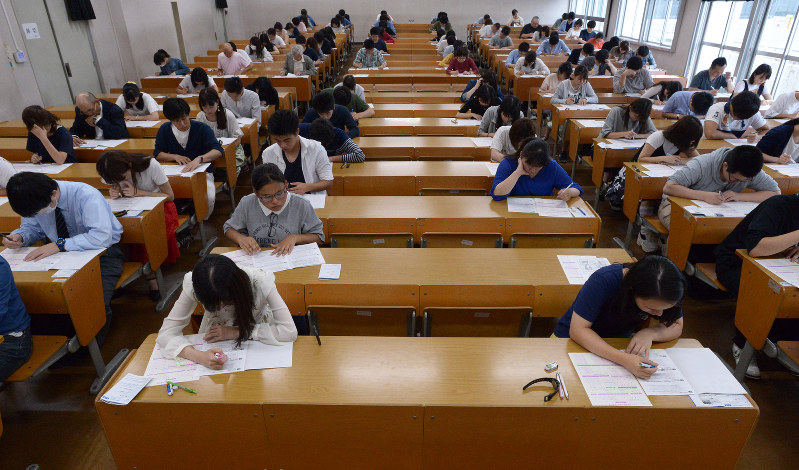 試験が始まり、問題に取り組むニュース検定の受検者たち=東京都小金井市の東京学芸大で2017年6月18日午後1時12分、渡部直樹撮影