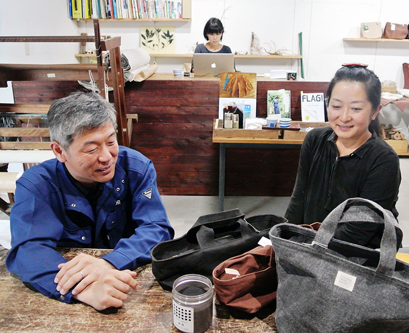 この空の下で それぞれの移住物語 尾道 向島 地元の 資源 こだわり染色 毎日新聞 この空の下で それぞれの移住物語 尾道 向島 地元の 資源 こだわり染色 毎日新聞