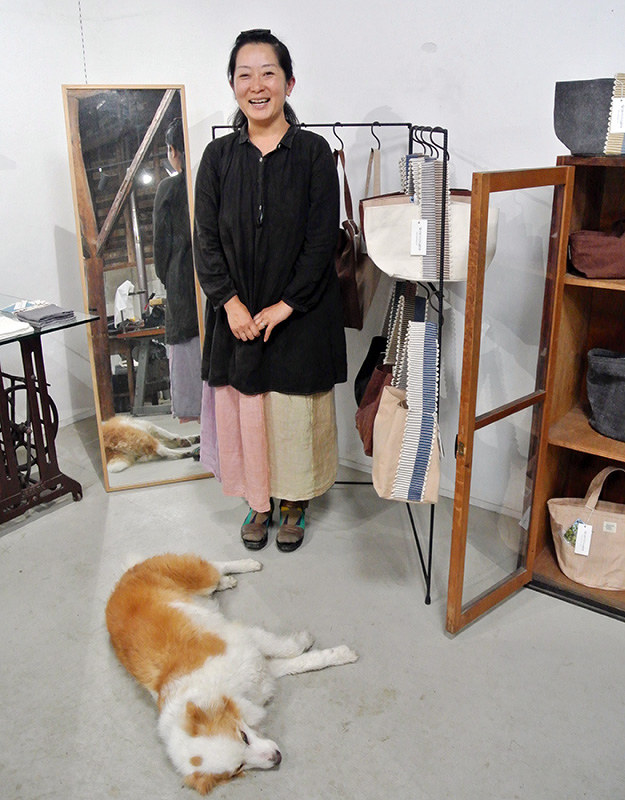 この空の下で それぞれの移住物語 尾道 向島 地元の 資源 こだわり染色 毎日新聞 この空の下で それぞれの移住物語 尾道 向島 地元の 資源 こだわり染色 毎日新聞