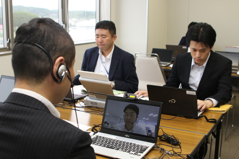 パソコンを使って内閣府の職員と打ち合わせをするサテライトオフイスに参加した職員=八戸市のユートリーで