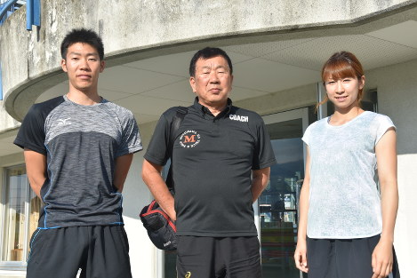 東京五輪を目指す今井沙緒里選手（右）と中野直哉選手（左）。中央は大坪章男・飯田病院陸上競技部監督＝飯田市松尾明の飯田市総合運動場で