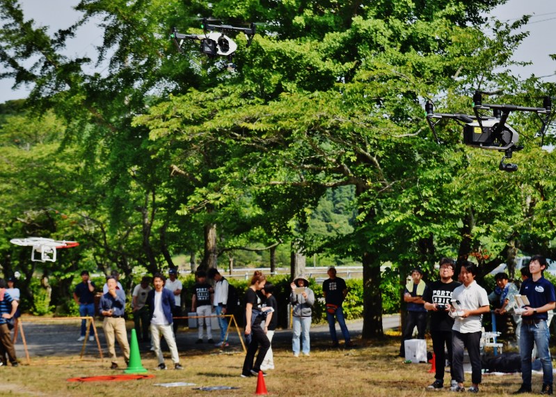 運動場跡地で熟練の協会員がデモフライトを披露した