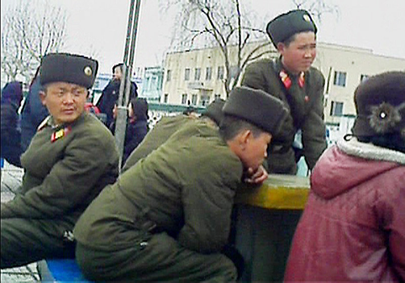 移動途中に談笑する兵士。金正恩政権は初の核実験の後、国内で戦争勃発の危機を煽ったが、臨戦の雰囲気にならなかった=北朝鮮平安南道で2013年3月、アジアプレス提供