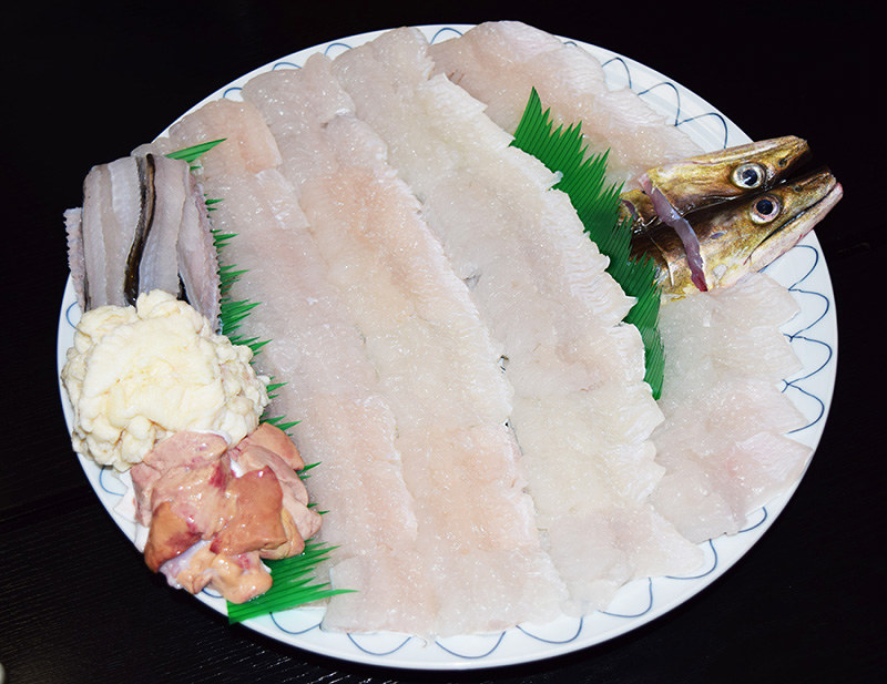 骨切りされて大皿に盛られたハモは芸術品のよう=兵庫県南あわじ市沼島の木村屋旅館で、登口修撮影