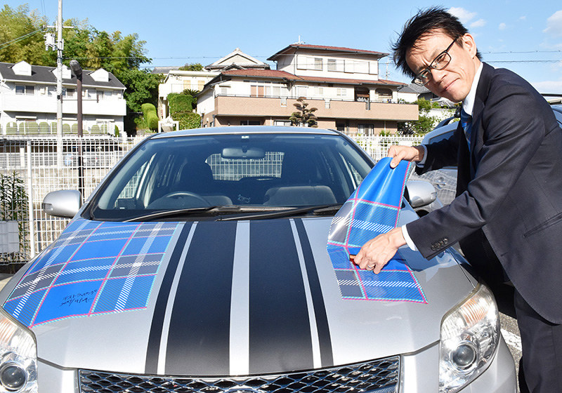 カー用品だけでなく、インテリアに関わる製品開発にも意欲を見せる笹田直輝さん=神戸市垂水区で、元田禎撮影