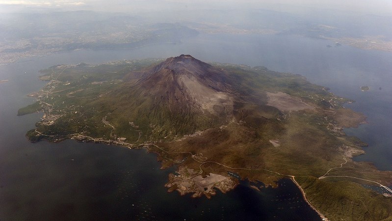 上空から見た桜島。昨年7月と今年4月28日に爆発的噴火を起こしたが観光客の動向には大きな影響はない=2015年5月20日、本社ヘリから撮影