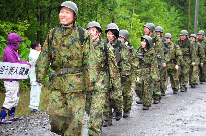 街角ワイド 陸自体験入隊で訓練 新採職員 基地の街 認識深める 千歳市 北海道 毎日新聞