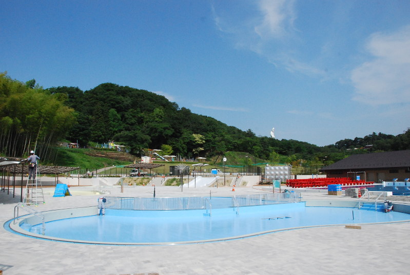工事が進む観音山公園プール=高崎市石原町で
