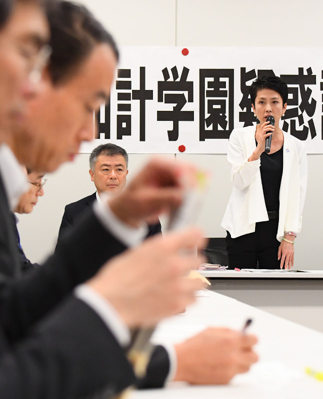 文部科学省などの担当者(左)を呼んで開かれた民進党「加計学園疑惑調査チーム」の会合であいさつする民進党の蓮舫代表(奥右)=東京都千代田区の衆院第1議員会館で2017年6月20日午後2時2分、川田雅浩撮影