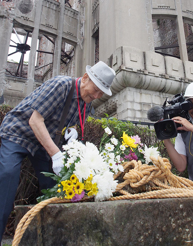 県産業奨励館 ３石片 元安川から引き上げ 原爆犠牲者の 遺品 広島大の学生団体 広島 毎日新聞