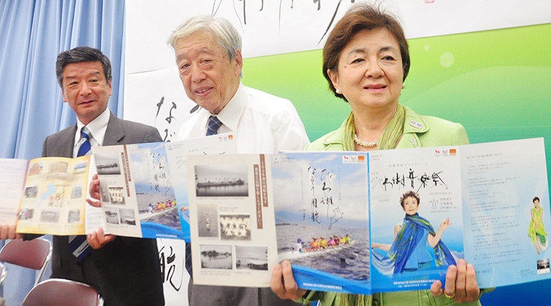 琵琶湖周航の歌100周年記念事業のプログラム冊子が完成したことを報告する嘉田由紀子代表(右)ら=滋賀県庁で、大原一城撮影