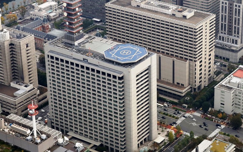 総務省の建物(手前)=東京都千代田区