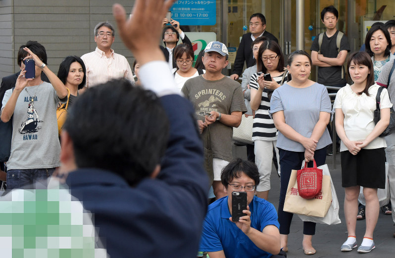多くの人が行き交う駅前で支持を訴える立候補予定者=東京都世田谷区で19日午後5時48分、渡部直樹撮影(画像の一部を加工しています)