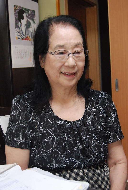 父への思いを語る鬼塚佳子さん=熊本県八代市で、中里顕撮影