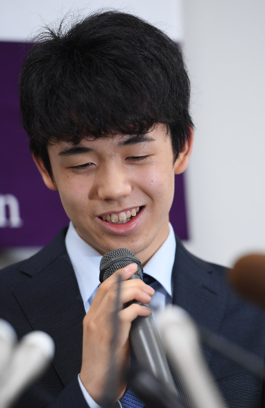 公式戦連勝記録を「28」とし、記者会見する藤井聡太四段=大阪市福島区の関西将棋会館で2017年6月21日午後6時6分、久保玲撮影