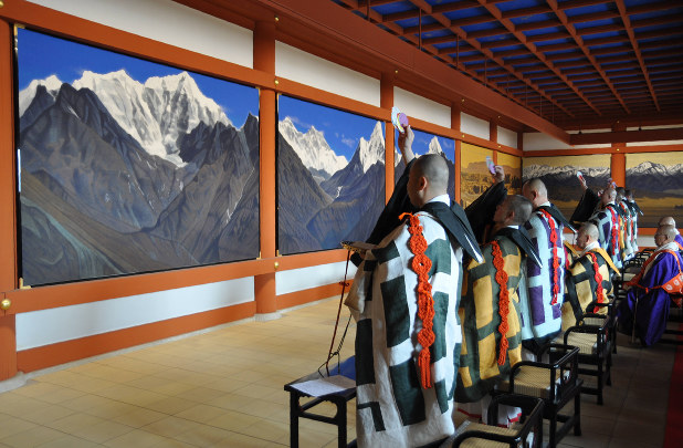 奈良市の薬師寺にある「大唐西域壁画」は、日本画家の故平山郁夫さんが、中国からインドに至る玄奘三蔵の旅の風景を描いた作品。毎年1月5日に、壁画の前で平和祈願法要が行われる=2011年1月5日、花澤茂人撮影
