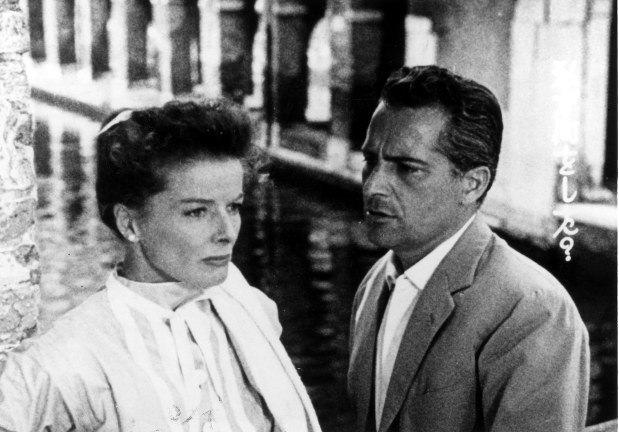 映画「旅情」(1955年)の1シーン。キャサリン・ヘプバーン(左)とロッサノ・ブラッツィ