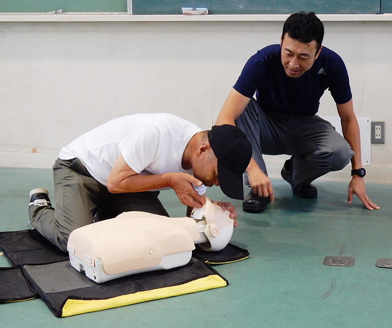 人形を使い救命・救助訓練をする参加者=高知県四万十市の四万十消防署で、真明薫撮影