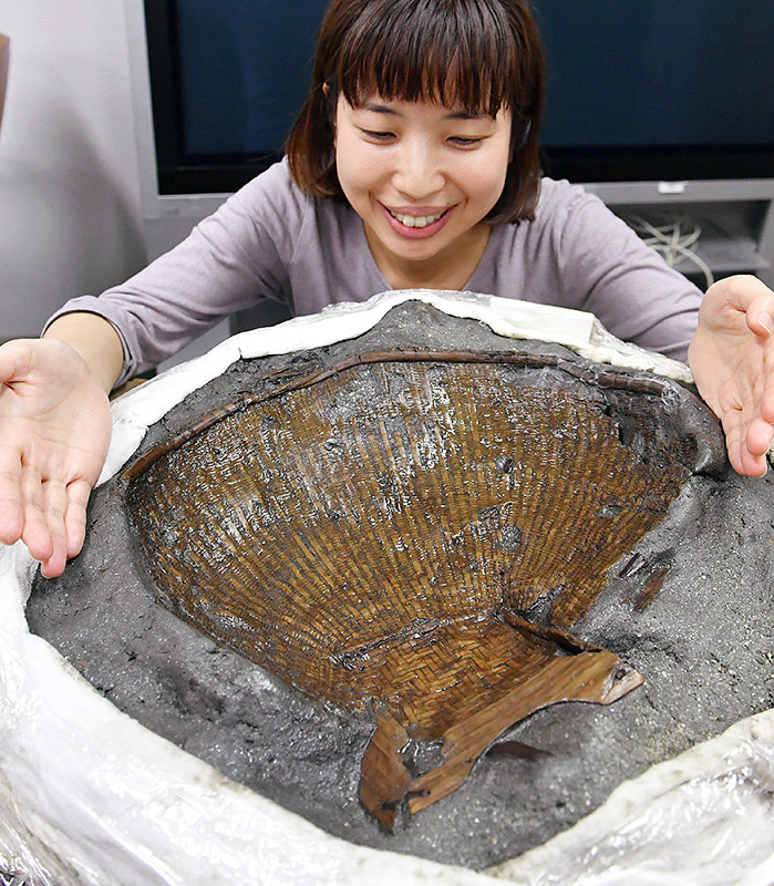 瀬田遺跡から出土した弥生時代の編み籠。手前が籠の台となる「四方転びの箱」=奈良県橿原市で2017年6月21日、小関勉撮影