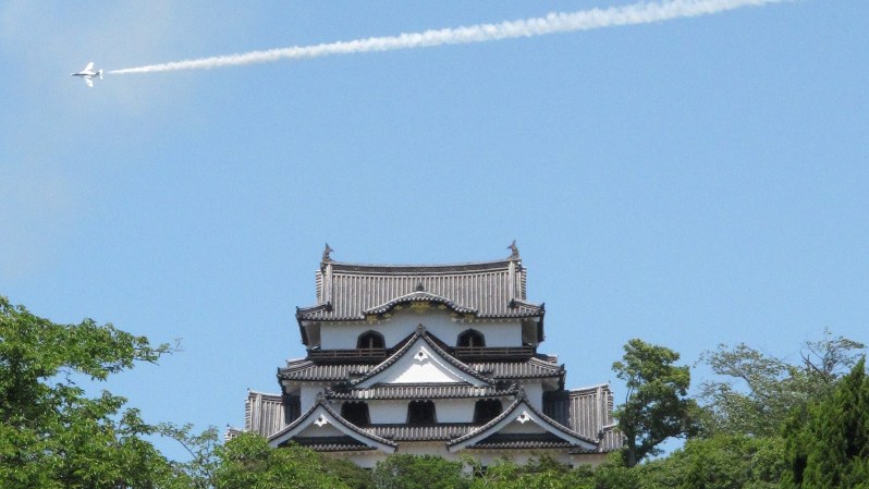 彦根城と上空を飛ぶブルーインパルス=2017年6月4日、西村浩一撮影