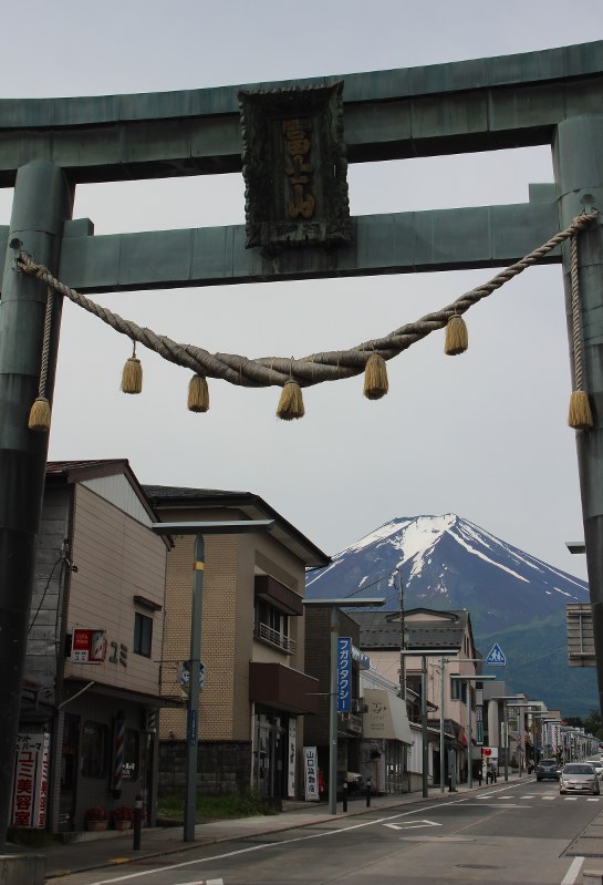 世界文化遺産登録4周年を迎えた22日の富士山=富士吉田市上吉田で