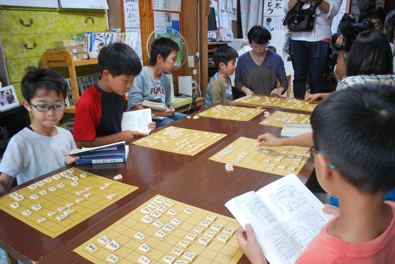 藤井四段の28連勝が決まった日も黙々と将棋盤に向かう子供たち=瀬戸市の「ふみもと子供将棋教室」で