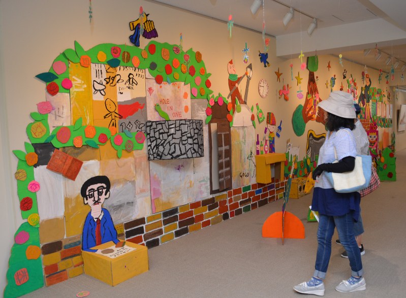 多様な作品が展示されているビタミンアート展