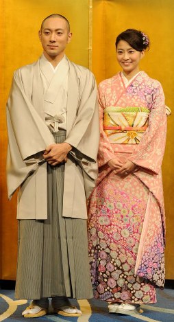 婚約会見に臨む市川海老蔵さんと小林麻央さん（右）＝都内のホテルで２０１０年１月２９日午後０時１６分、塩入正夫撮影