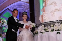 ウェディングケーキに入刀する市川海老蔵さんと小林麻央さん＝２０１０年７月２９日