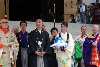 結婚を報告した市川海老蔵さん、小林麻央さん夫妻＝千葉県成田市の成田山新勝寺で２０１０年７月９日、斎川瞳撮影