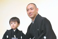 記者会見で記念撮影に応じる市川海老蔵さん（右）と長男の勧玄くん＝東京都内のホテルで２０１５年１０月５日、長谷川直亮撮影