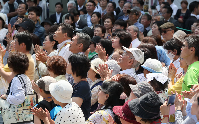 都議選が告示され、候補者の第一声を聞く支持者ら=東京都品川区で2017年6月23日午前10時4分、後藤由耶撮影