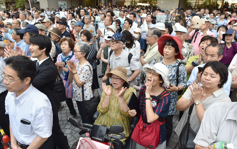 都議選候補者らの演説に聴き入る人たち=東京都新宿区で2017年6月23日午前10時7分、竹内紀臣撮影(画像の一部を加工しています)