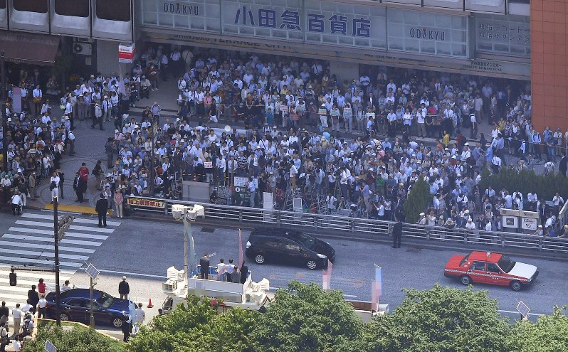 東京都議選が告示され、立候補者の第一声演説に集まった大勢の人たち=東京都新宿区で2017年6月23日午前10時11分、本社ヘリから手塚耕一郎撮影(画像の一部を加工しています)
