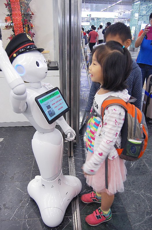 ｊｒ博多駅 駅長の帽子かぶりペッパーが接客 休憩なし 毎日新聞