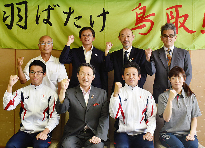デフリンピックに向けて意気込む中村開知選手(前列左)と前島博之選手(同左から3人目)、前島奈美選手(同右)=鳥取県庁で、阿部絢美撮影