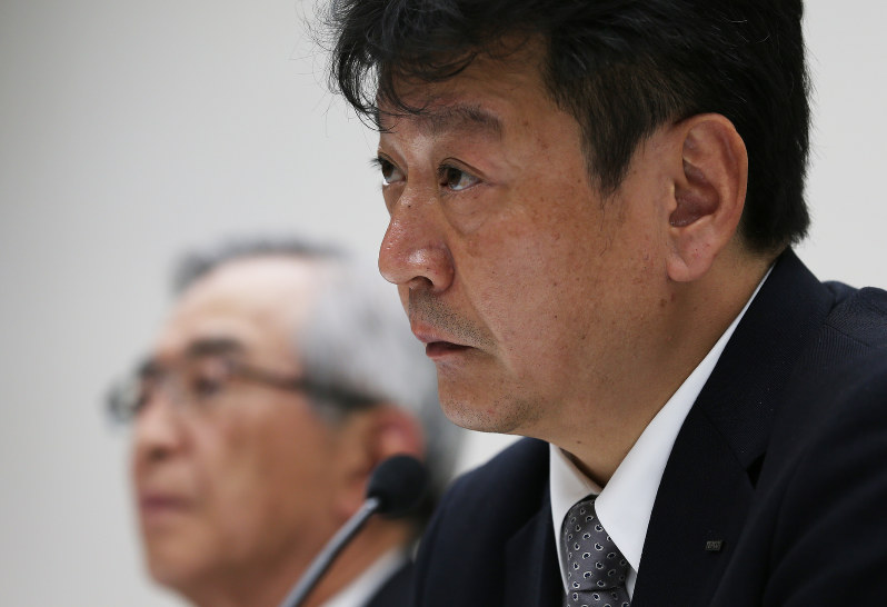 記者会見で記者の質問を聞く東京電力ホールディングスの小早川智明社長(右)と川村隆会長=東京都千代田区で2017年6月23日午後5時29分、小出洋平撮影