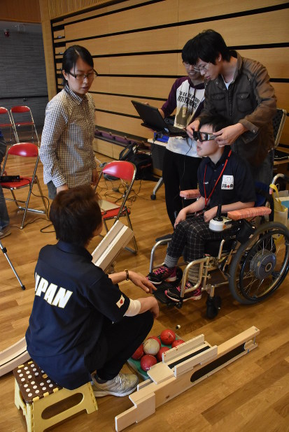 目の動きと投球について、選手のデータを取るスタッフ（右端）ら＝所沢市の国立障害者リハビリテーションセンターで