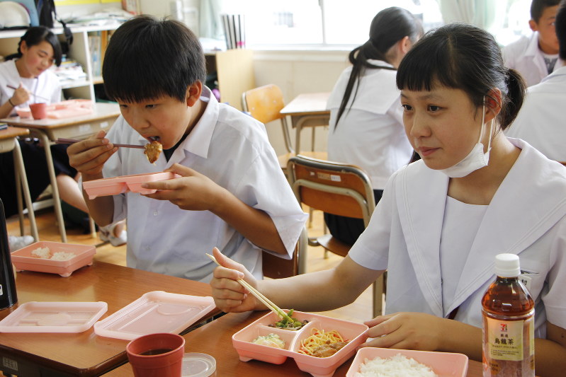 給食を試食する植木中の生徒たち
