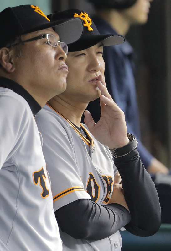 13連敗を喫し、厳しい表情でグラウンドを見つめる巨人の高橋監督=メットライフドームで2017年6月8日、宮武祐希撮影
