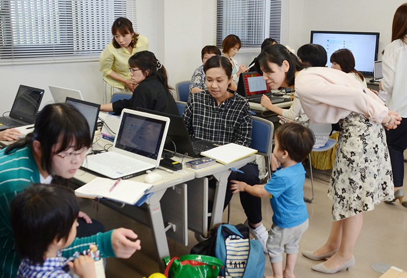 あなんテレワークひろばで、幼い子どもたちを連れて基礎講座に参加する女性たち=徳島県阿南市富岡町で、蒲原明佳撮影