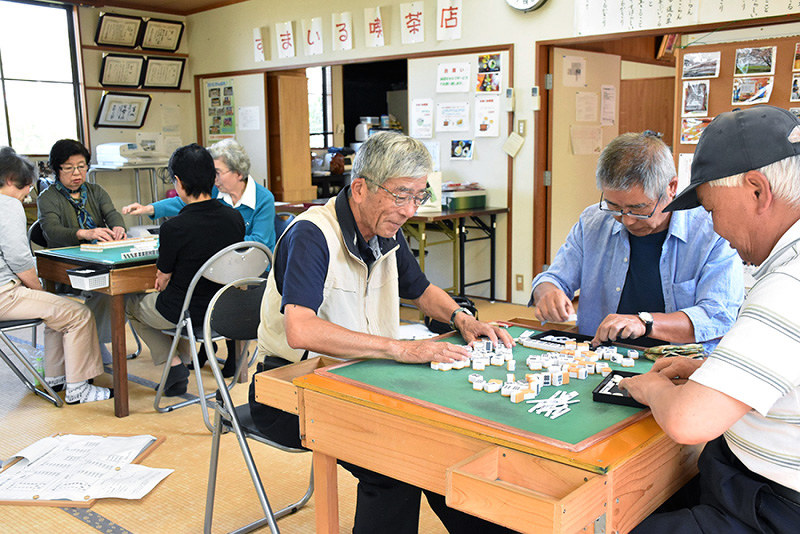 ゲームを楽しむ自治会のお年寄りたち=高松市牟礼町原で、山口桂子撮影