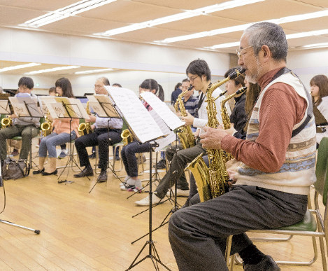 合同発表会のための練習に汗を流す音楽教室の生徒。大人向けの教室の人気が高まっている=山野楽器提供