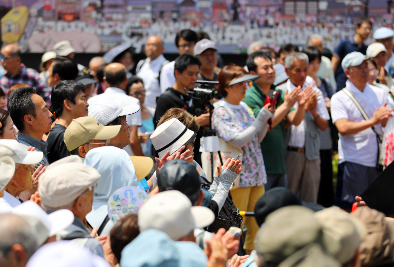 候補者の訴えに耳を傾ける有権者ら=東京都豊島区で2017年6月24日午後0時35分、小川昌宏撮影