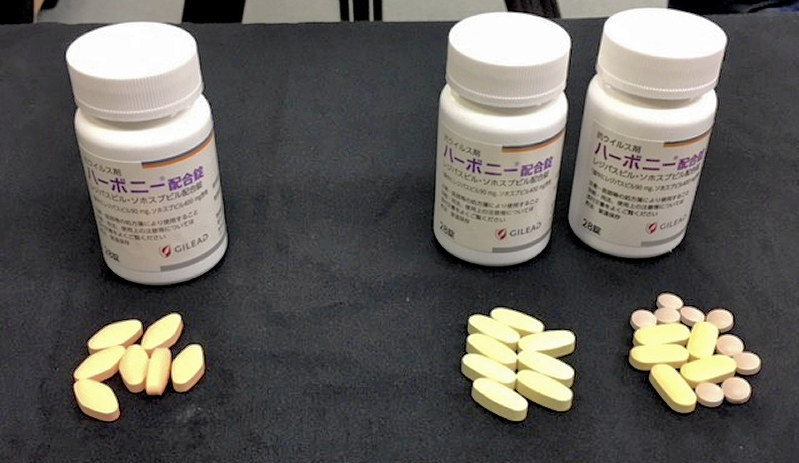 右側の2種類が奈良県内の薬局で見つかったC型肝炎治療薬「ハーボニー配合錠」の偽造品。左は正規品。偽造品も正規のボトルに入れられていた