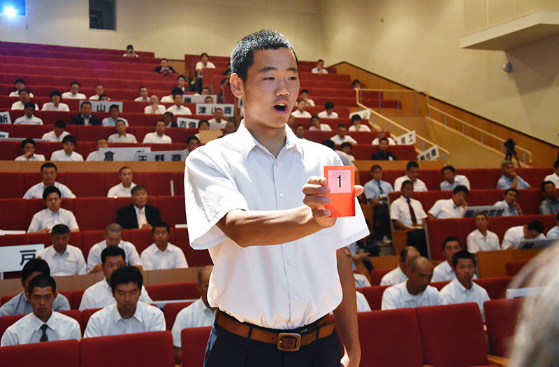 抽選会で1番を引いた玉野光南の谷許竜生主将=岡山市北区理大町の岡山理科大で、益川量平撮影